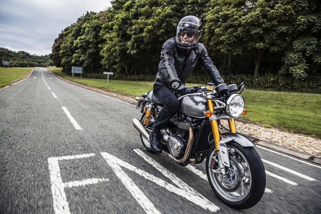 Triumph Thruxton R In Strada-3